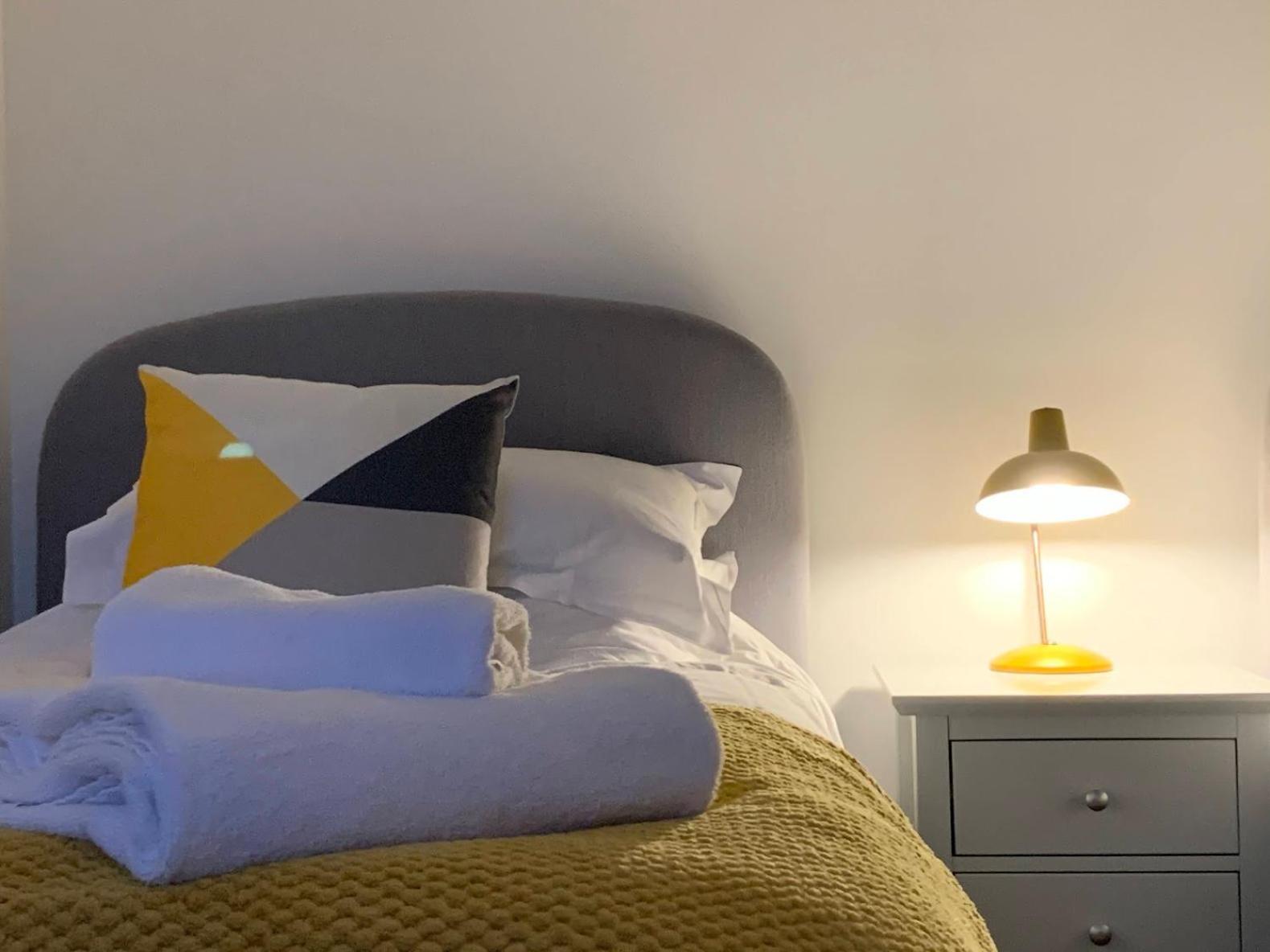 Retro Retreat, Sea View, Free Parking & Ev Plug-in