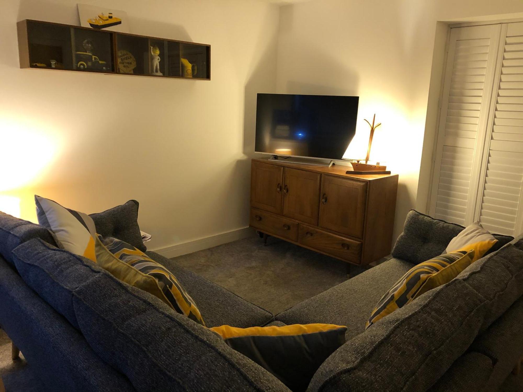 Retro Retreat, Sea View, Free Parking & Ev Plug-in * Whitby