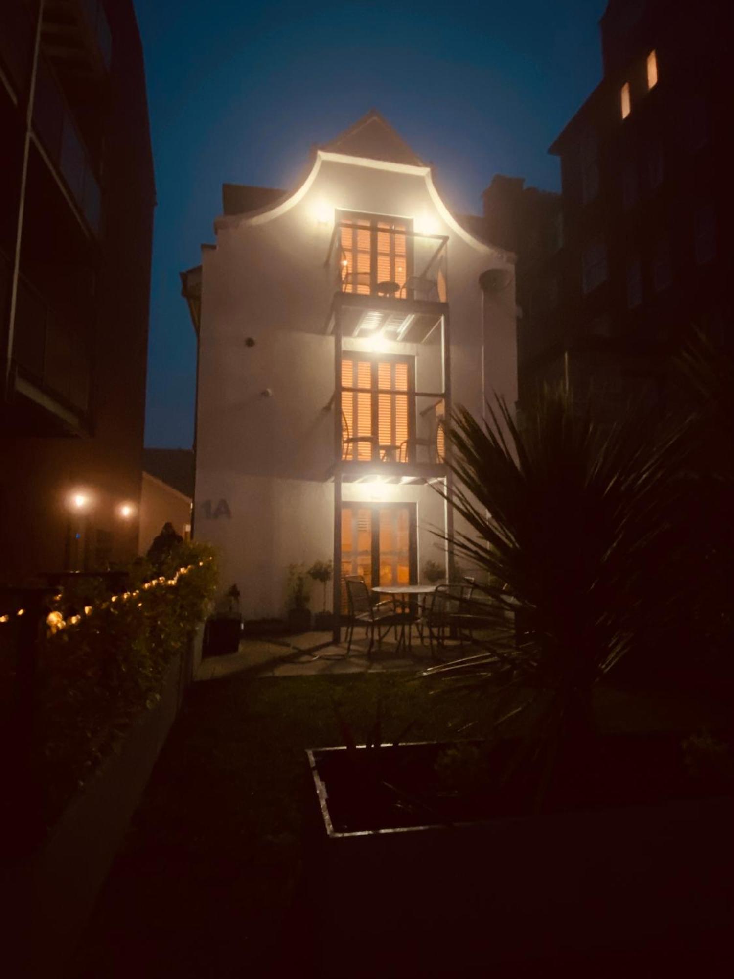 Retro Retreat, Sea View, Free Parking & Ev Plug-in