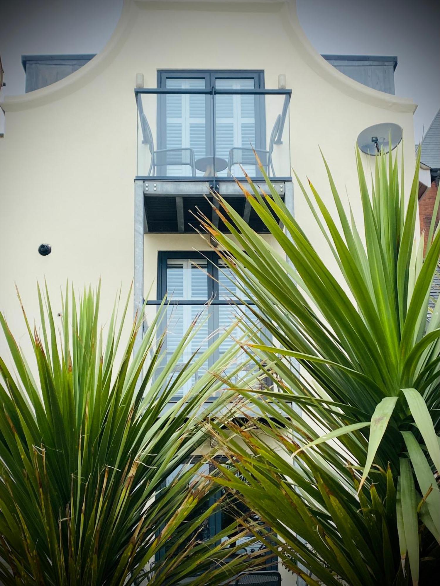 Retro Retreat, Sea View, Free Parking & Ev Plug-in Holiday home *