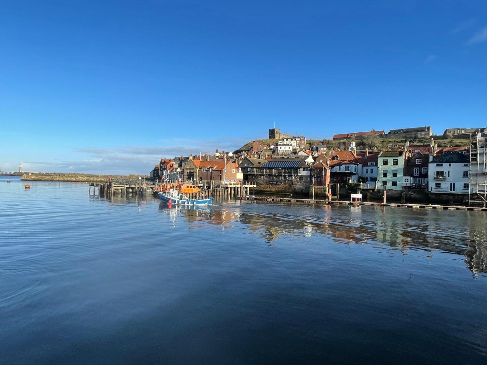 Retro Retreat, Sea View, Free Parking & Ev Plug-in * Whitby